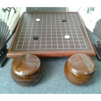 Подарочный  комплект игры Го.  Гобан "Пагода" из "Тёмного палисандра " и красного дерева, игровое поле 13x13 линий, чаши и камни.