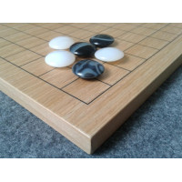 Агатовые камни Го для игры в Го. Камни черного и белого цвета с красивыми линиями на камнях.